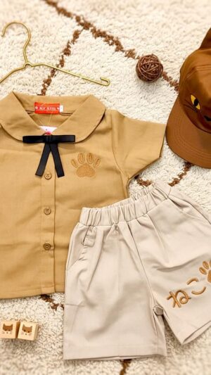 Setelan anak kucing coklat, baju celana pendek, topi kuping kucing.