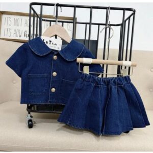 Setelan anak denim kemeja kerah peterpan dan rok lipit.