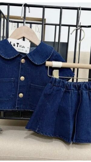 Setelan anak denim kemeja kerah peterpan dan rok lipit.