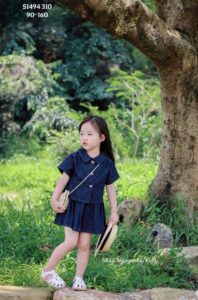 Setelan anak perempuan denim lucu di taman bermain